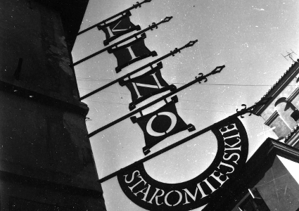 fot. Jan Trembecki / Reklama kina Staromiejskiego wykonana w metalu według projektu artysty plastyka P. Podciechowskiego. Fotografia wykonana 21 października 1969 r.