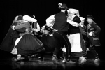 fot. Wojciech Nieśpiałowski / [Dynamiczne ujęcie czterech uchwyconych w tańcu par w strojach ludowych, z rozwianymi spódnicami i chustami.]