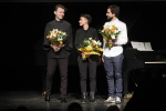 fot. Wojciech Nieśpiałowski / [Kobieta w środku i dwóch mężczyzn po bokach. Stoją na scenie, uśmiechają się i trzymają po bukiecie kwiatów. Za nimi znajduje się fortepian. Tło czarne.]